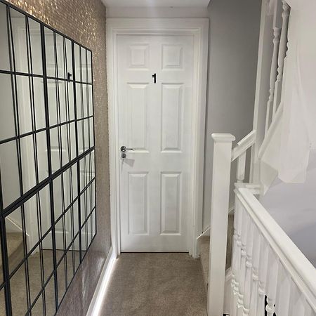 Air Conditioned Modern Double Bed Room With Private Attached Bathroom - Free Parking - Near London Heathrow Airport & Southall Broadway Luaran gambar