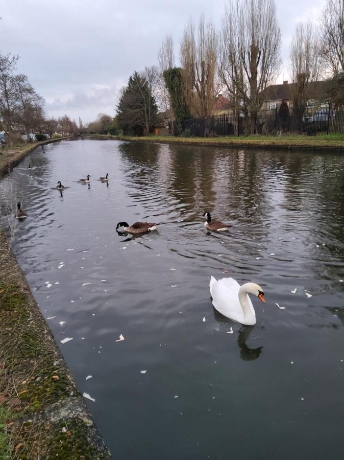 Air Conditioned Modern Double Bed Room With Private Attached Bathroom - Free Parking - Near London Heathrow Airport & Southall Broadway Luaran gambar