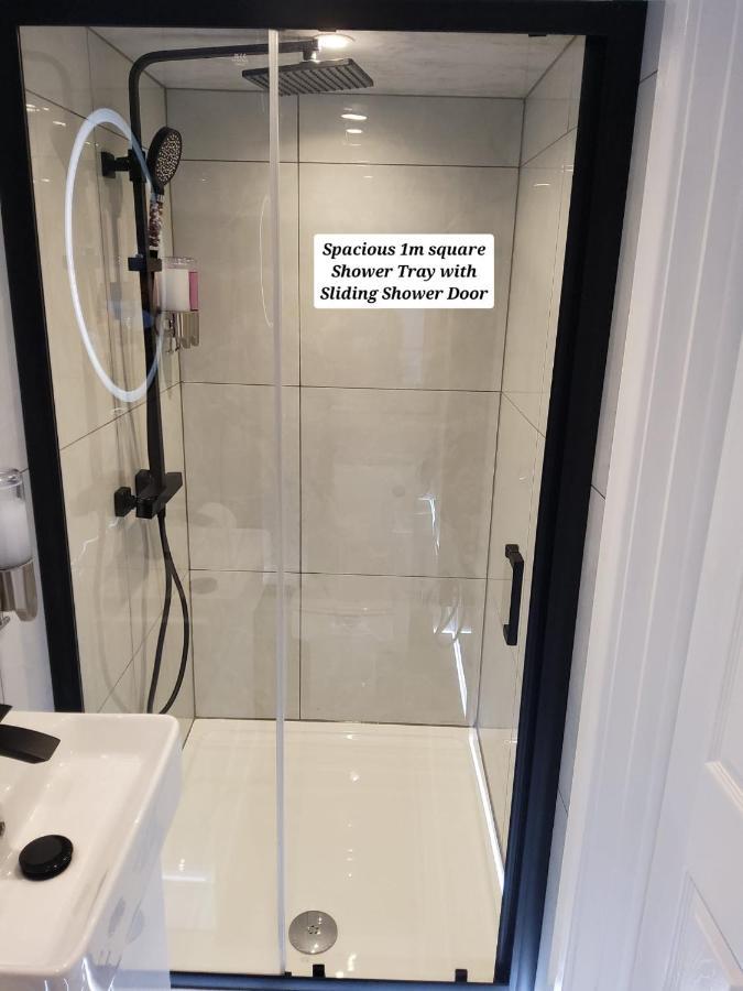 Air Conditioned Modern Double Bed Room With Private Attached Bathroom - Free Parking - Near London Heathrow Airport & Southall Broadway Luaran gambar
