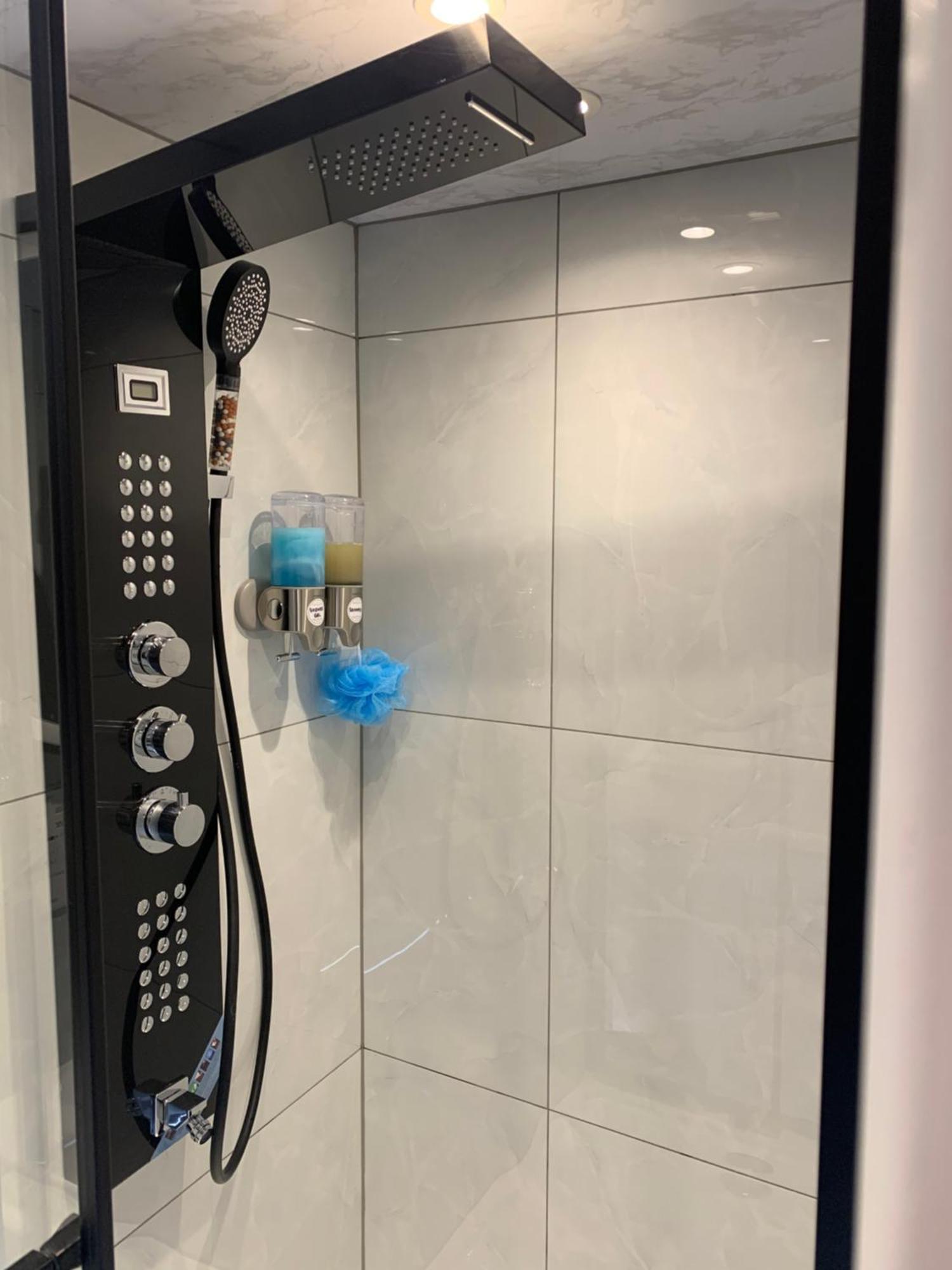 Air Conditioned Modern Double Bed Room With Private Attached Bathroom - Free Parking - Near London Heathrow Airport & Southall Broadway Luaran gambar