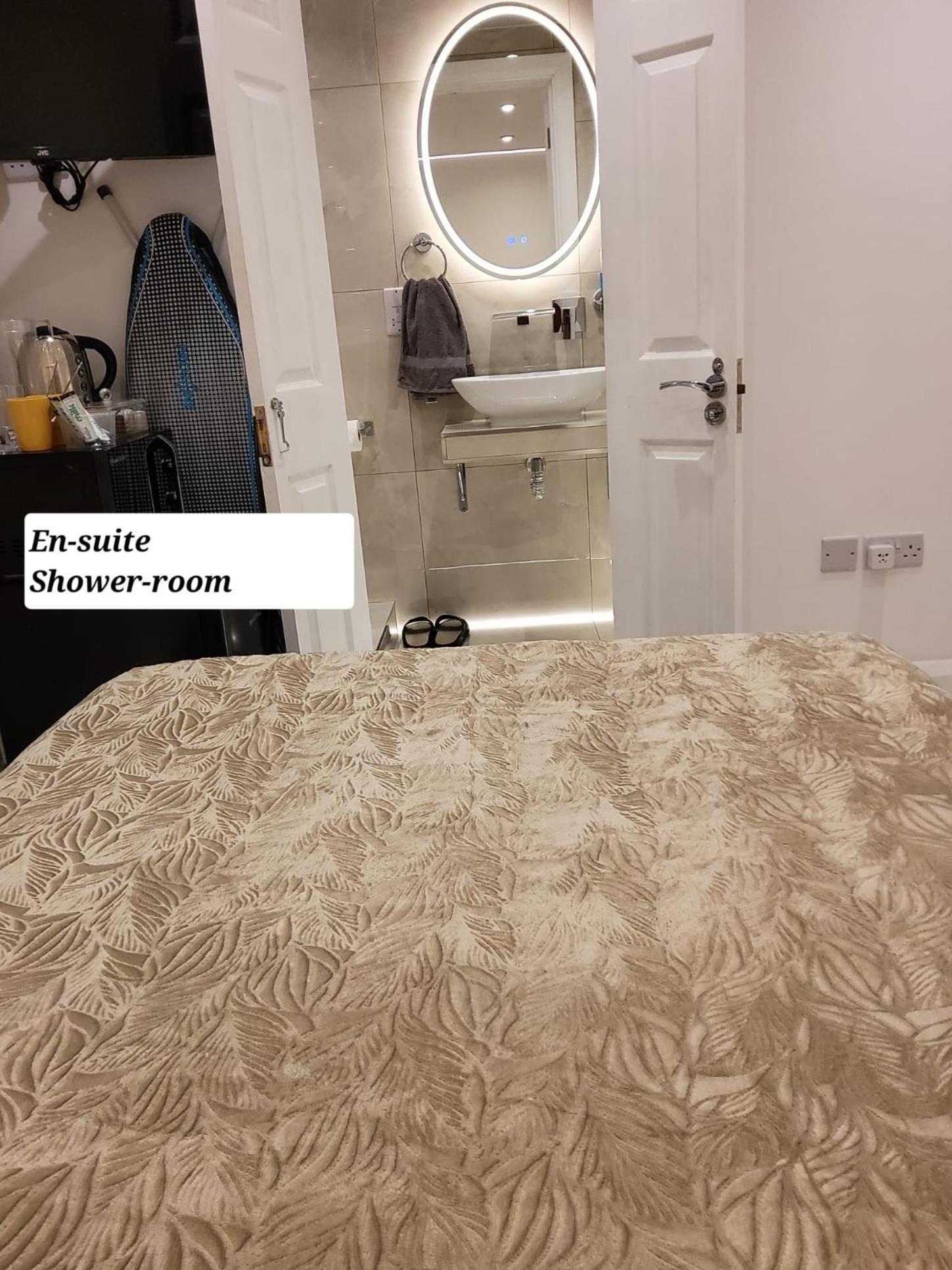 Air Conditioned Modern Double Bed Room With Private Attached Bathroom - Free Parking - Near London Heathrow Airport & Southall Broadway Luaran gambar